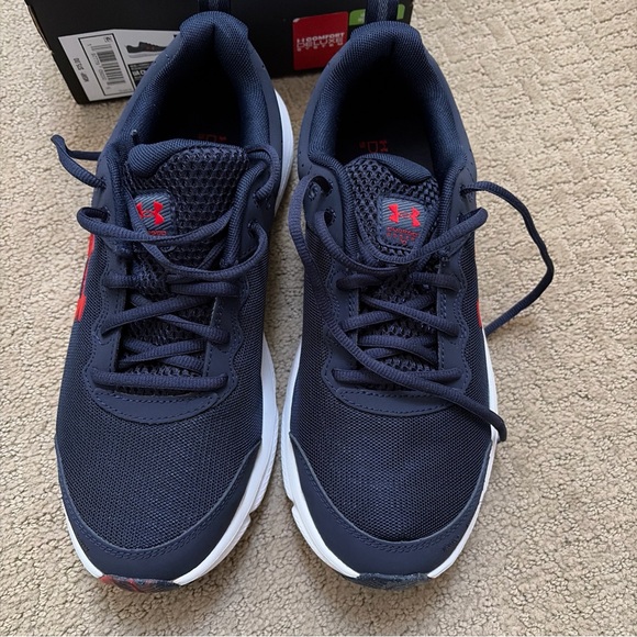 Under Armour Navy Sneakers Red Logo men’s 9.5 new nwt UA charged Assert 10 shoes - Picture 3 of 8
